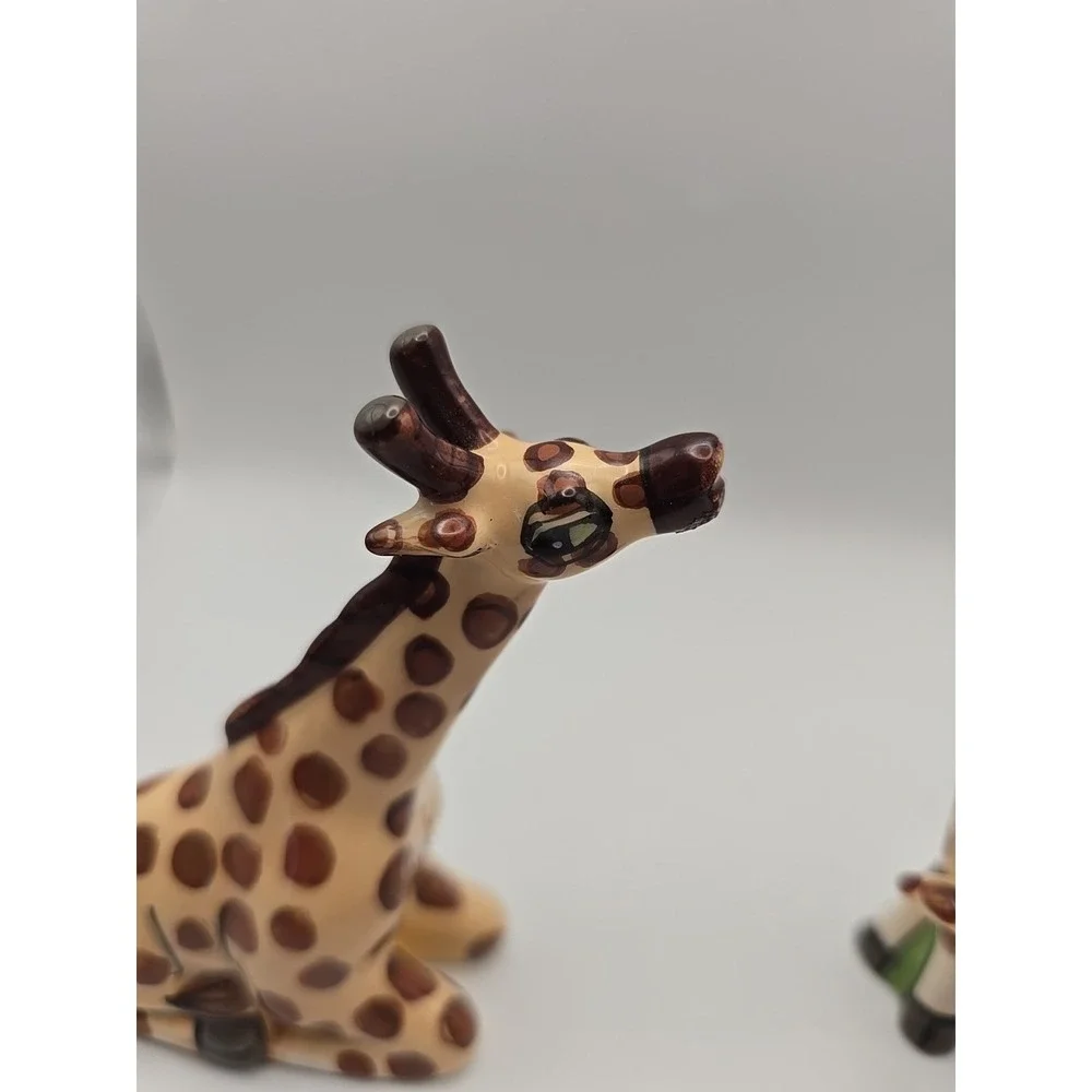 Whimsical Giraffe Salt and Pepper shakers Blue Sky Lynda‎ Corneille